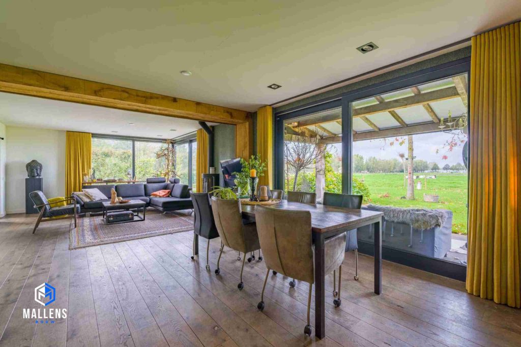De woonkamer en eethoek van de ruime mantelzorgwoning in Biezenmortel.