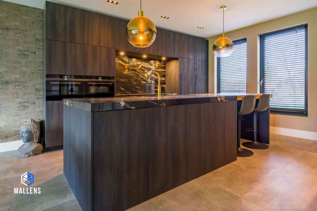 De keuken van de woning met een keukenblok en twee barstoelen.