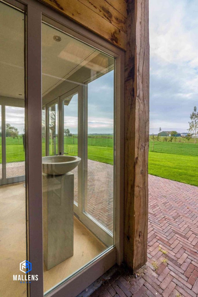 Er staat een pilaar met daarop een kom in de serre van de woning.