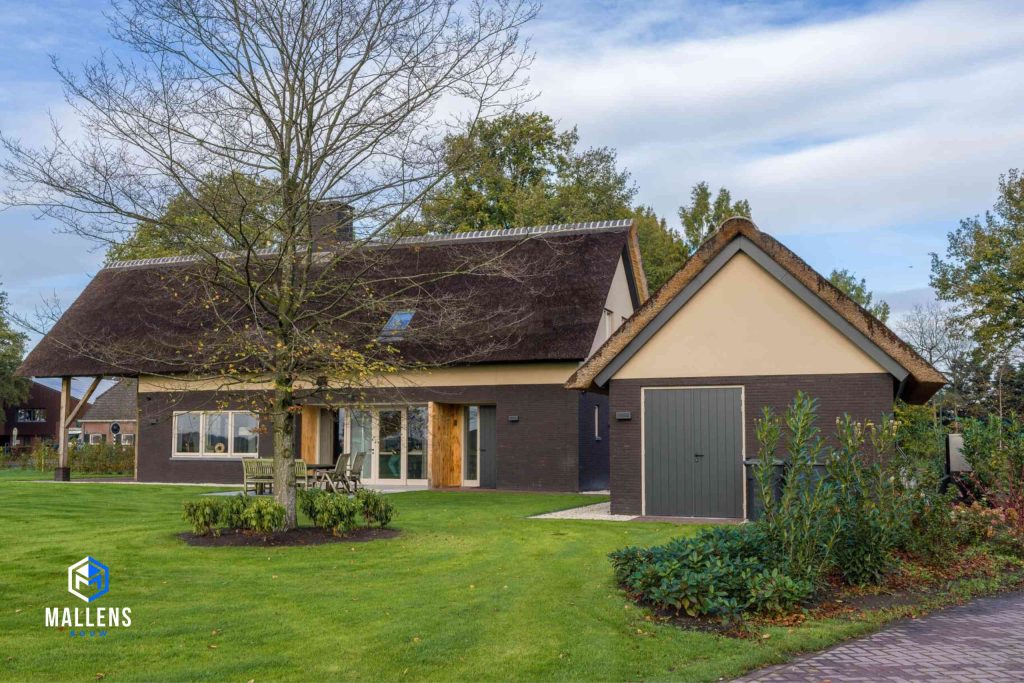 De zijkant van de woning met zicht op het schuurtje.