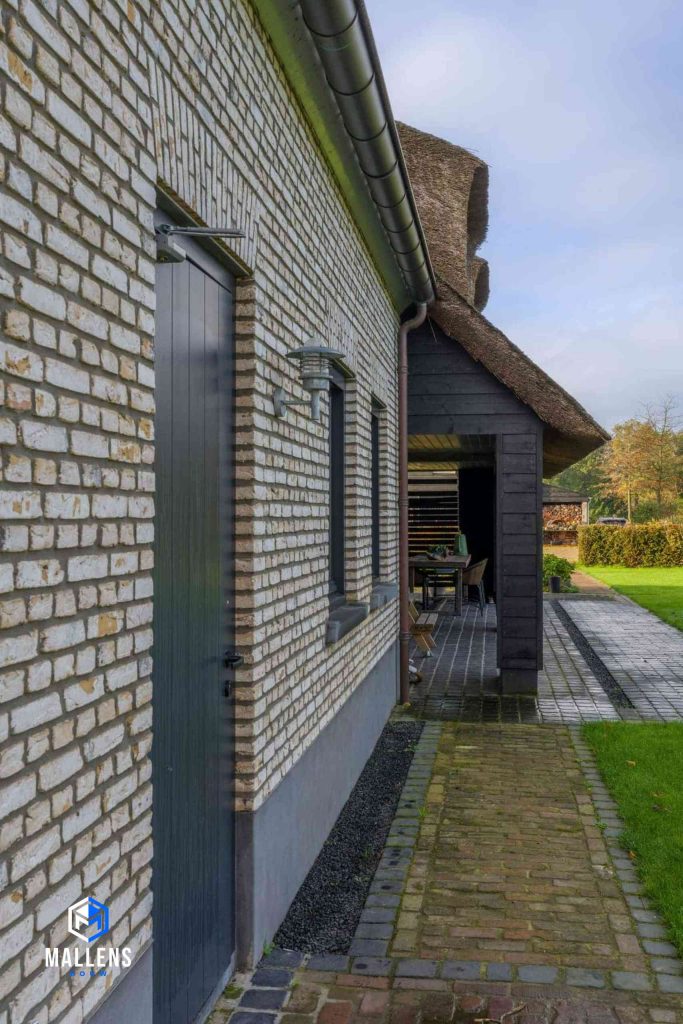De gemetselde muur van dichtbij gezien.