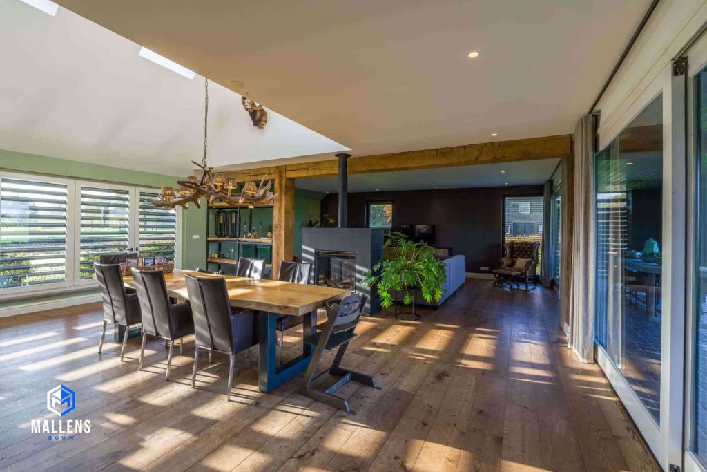 De eethoek een tafel en 6 eetstoelen. Daarachter heb je zicht op de open woonkamer met openhaard.