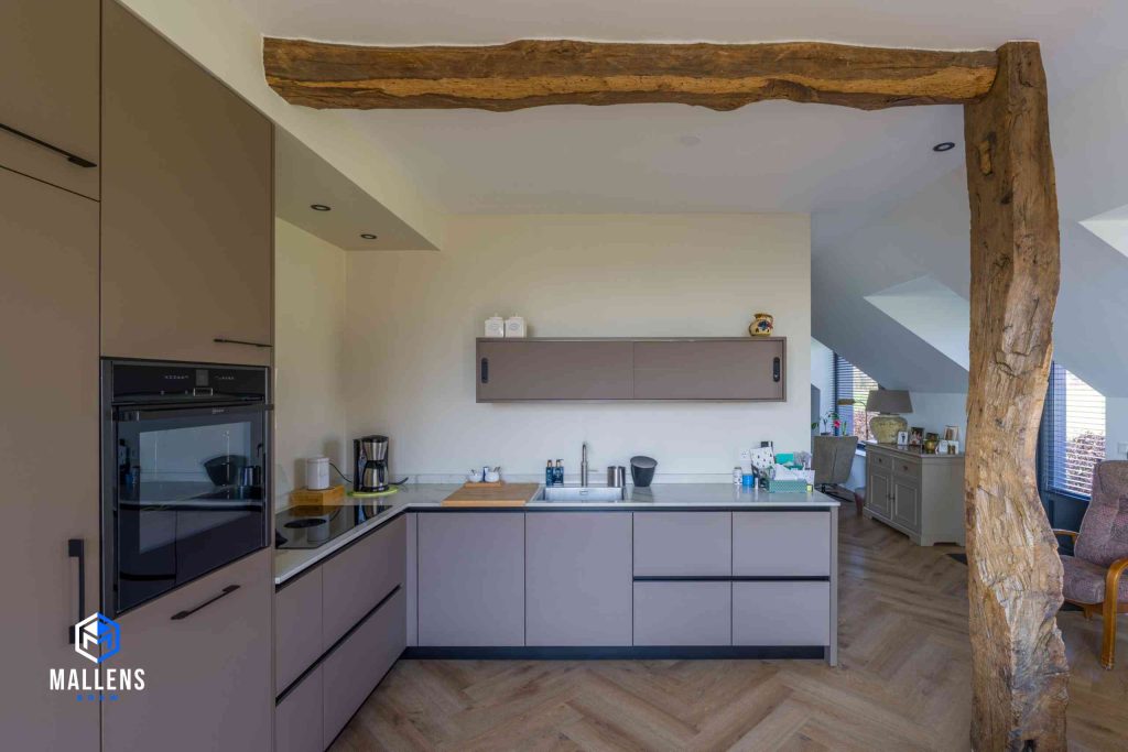 De keuken in de woning van voren gezien met de oude houten balk.