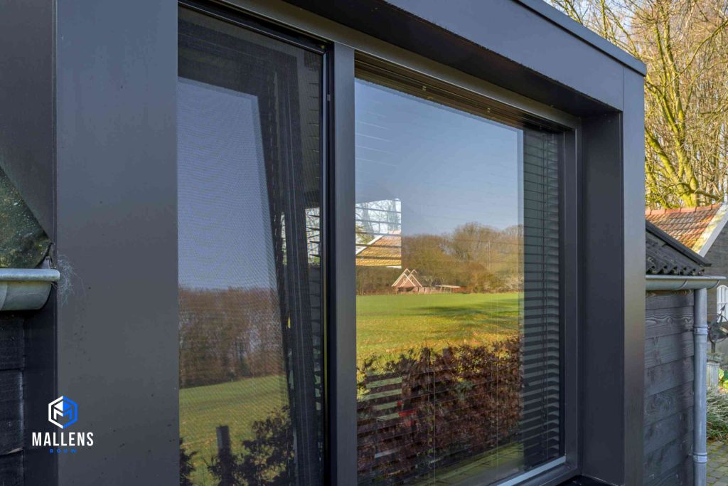 Detailfoto van het raam aan de zijkant van de woning.