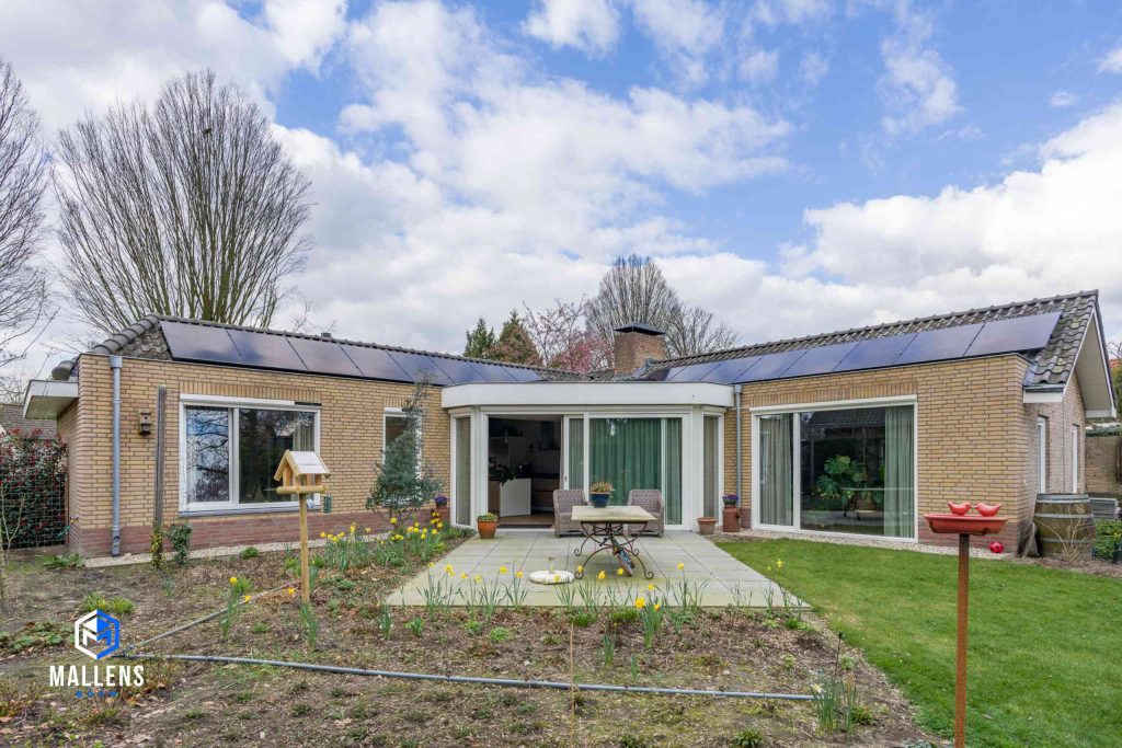 De bungalow Moergestel van voorangezicht met een stukje tuin.