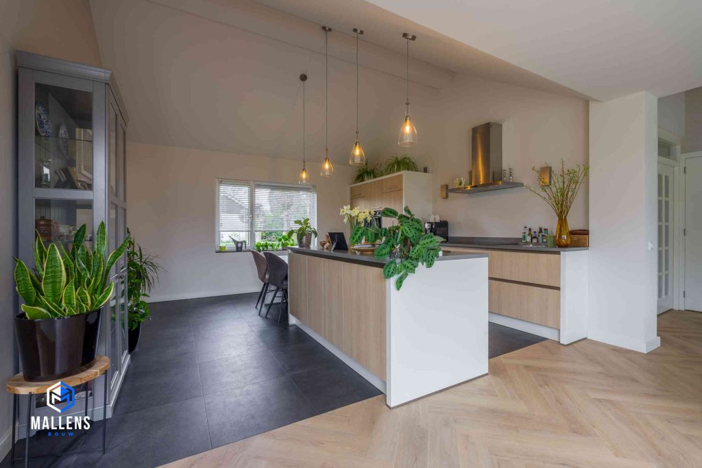 De keuken met in het midden een keukenblok. Ook hier staan er diverse planten.