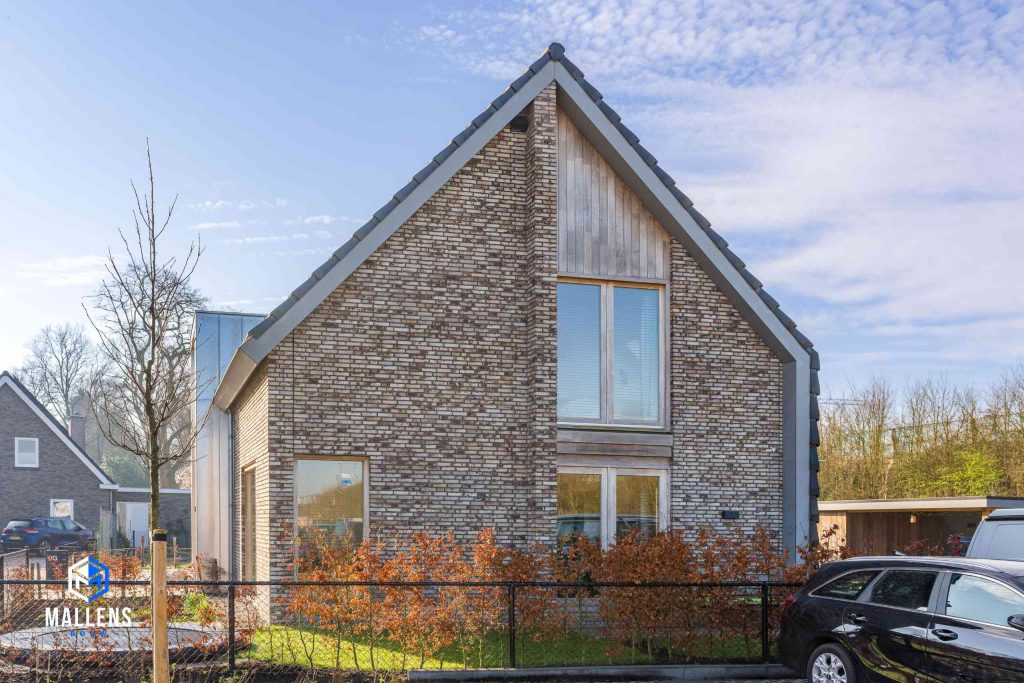 Het huis van de zijkant gezien.