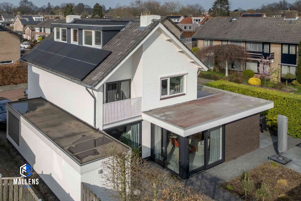 De achterzijde van de woning vanuit de lucht gezien.
