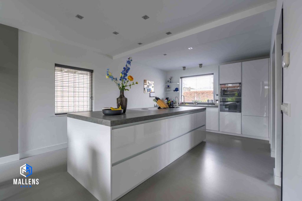Het witte keukenblok in de woning in Oisterwijk.