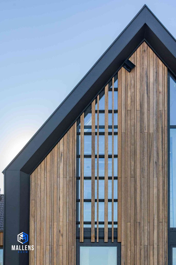 Ingezoomd op de houten gevel van de nieuwbouwwoning Udenhout
