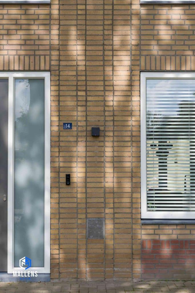 Close-up van de stenen bij de voordeur, die op een speciale en andere manier zijn gemetseld.