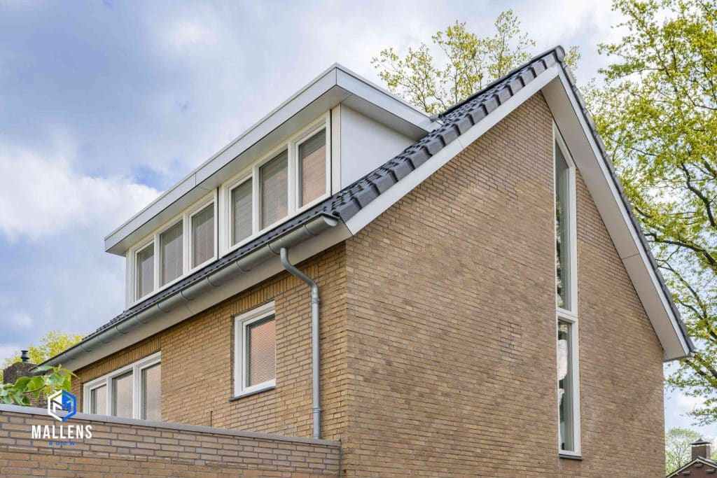 De dakkapel van dichterbij gezien.