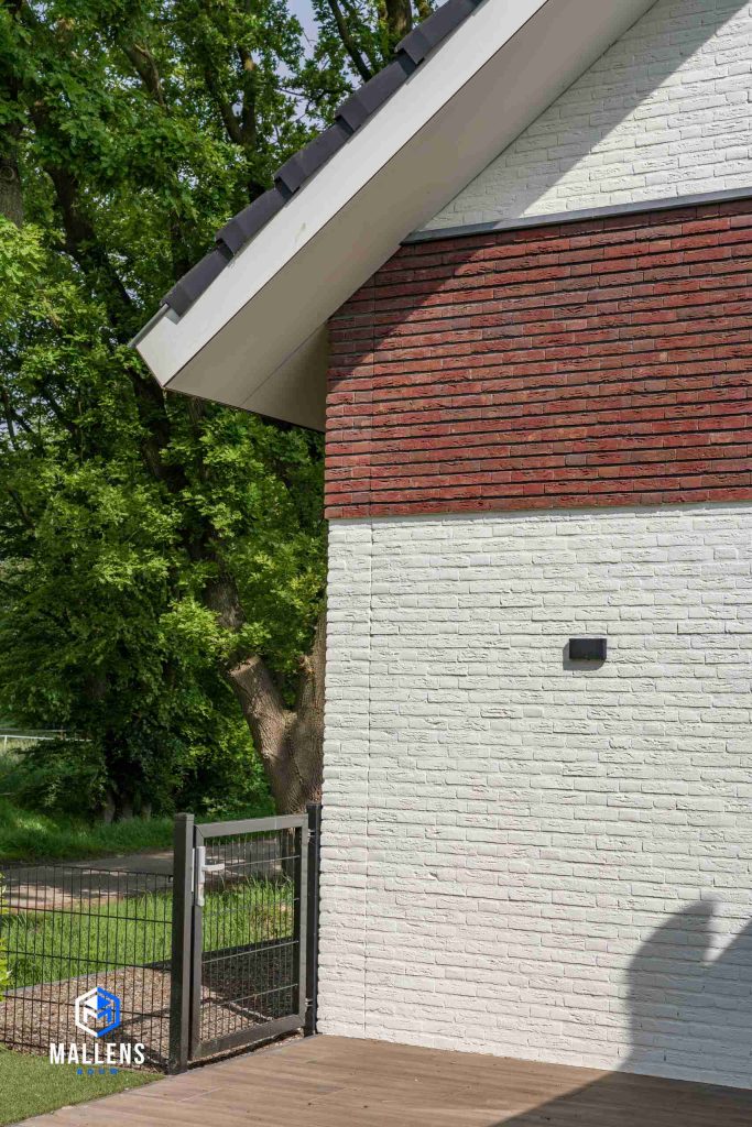 Close-up van de muur met de witte bakstenen en rode bakstenen. Het is in blokken opgedeeld.