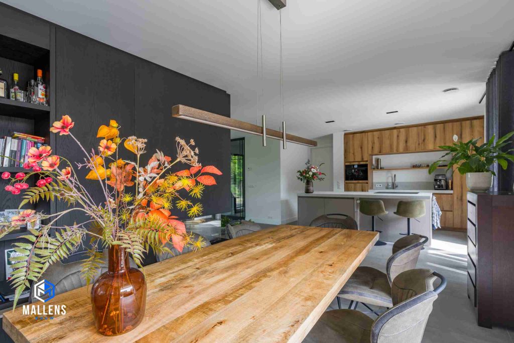 De eettafel van dichtbij gezien met op de achtergrond de keuken.