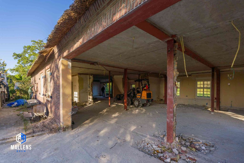 Een schuur voor de renovatie.