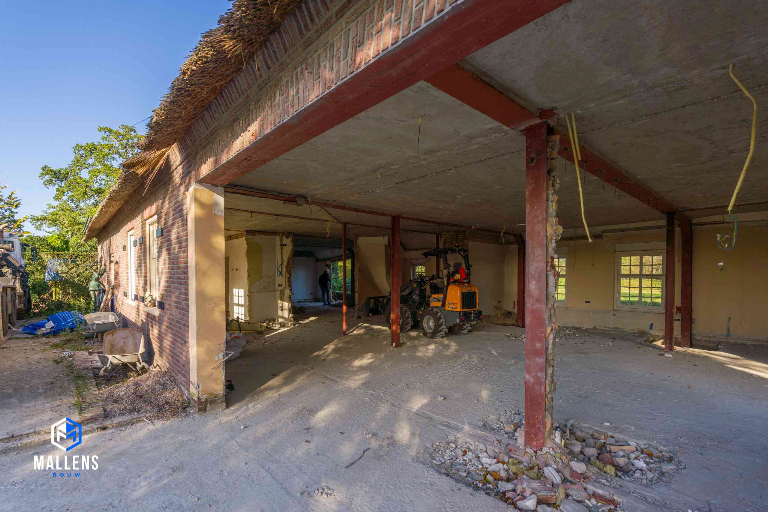 Een schuur voor de renovatie.