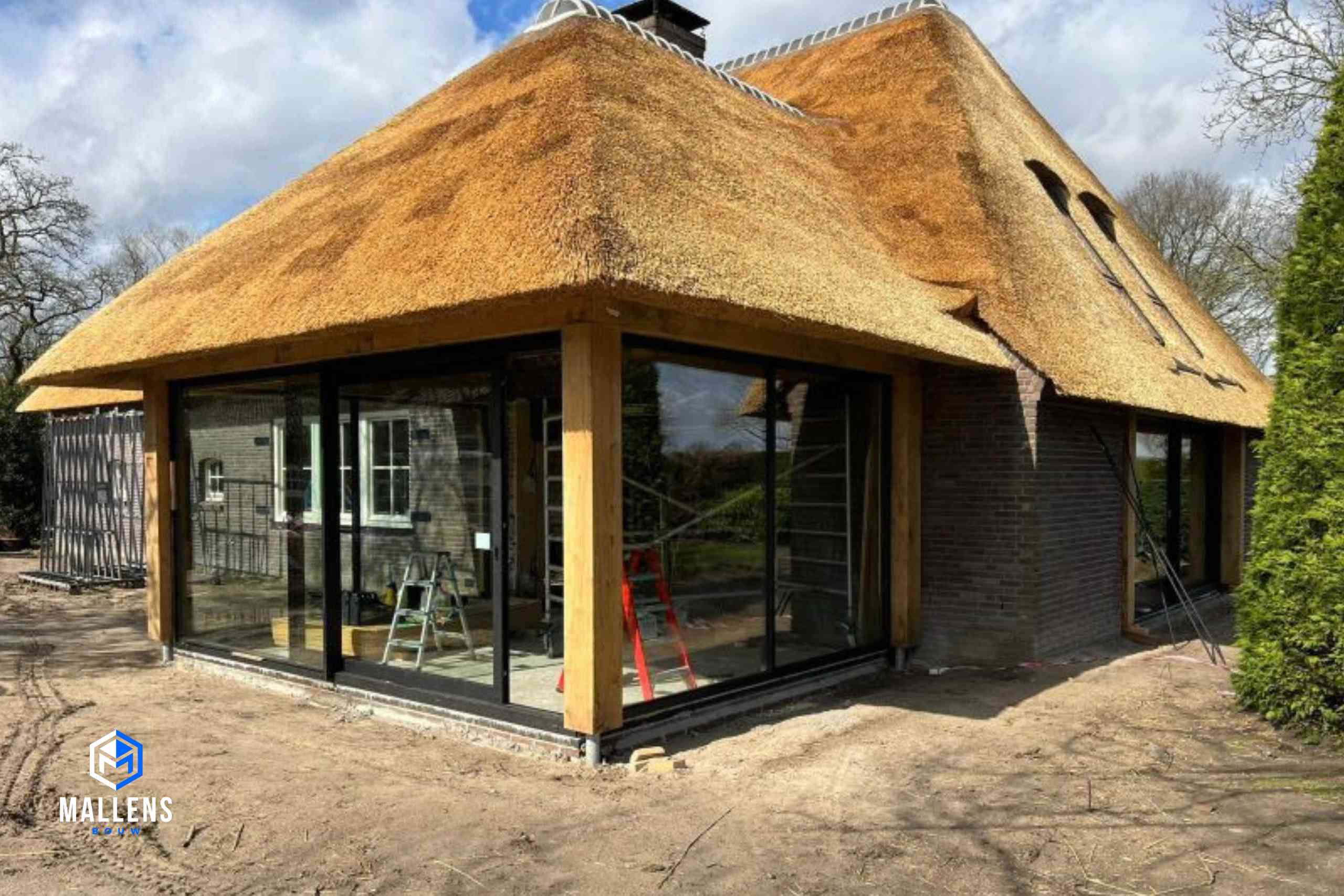 De schuur is door de renovatie omgetoverd tot een serre.